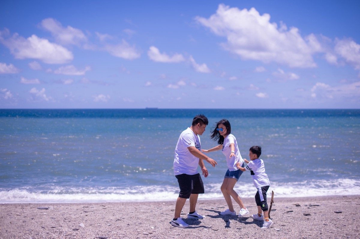 海灘玩水親子寫真|海邊家庭攝影|親子寫真|家庭攝影|小巴老師|第 12 張