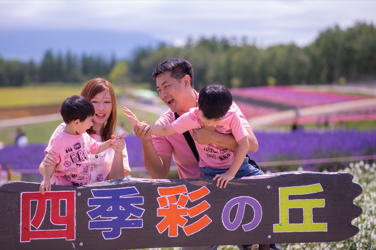 日本北海道夏季東北親子寫真｜花海、草原、自然旅拍｜親子寫真｜家庭攝影｜小巴老師｜第 12 張