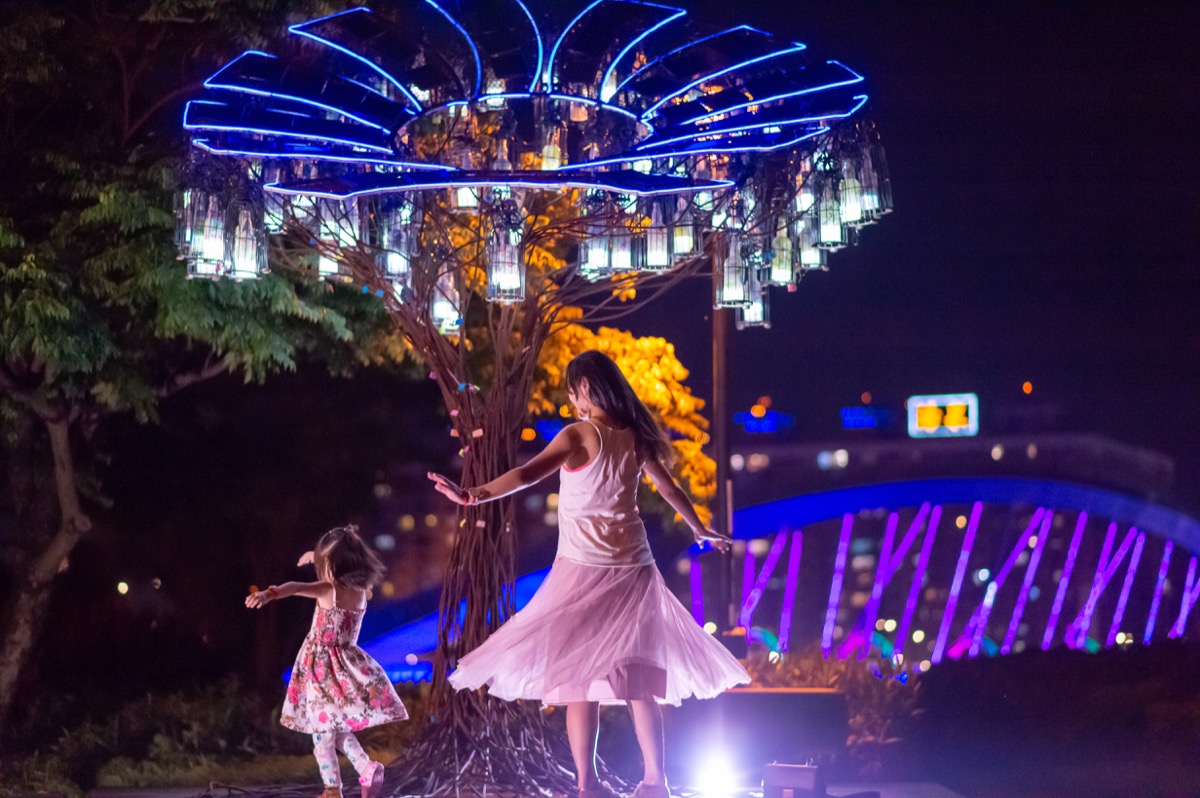 夜拍煙火聖誕節親子寫真｜夜景家庭攝影｜親子寫真｜家庭攝影｜小巴老師｜第 9 張