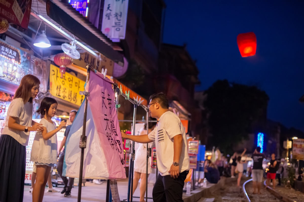 野柳十分天燈鐵道親子寫真｜台灣特色旅拍｜親子寫真｜家庭攝影｜小巴老師｜第 4 張
