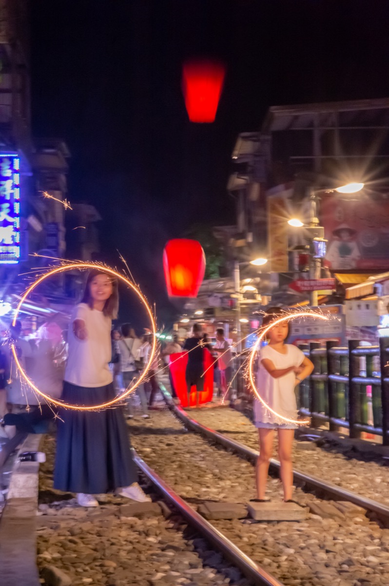 野柳十分天燈鐵道親子寫真｜台灣特色旅拍｜親子寫真｜家庭攝影｜小巴老師｜第 12 張