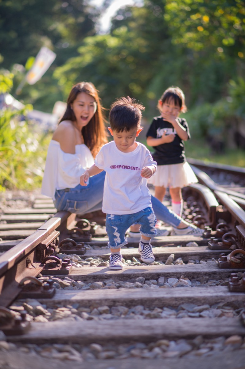 野柳十分天燈鐵道親子寫真｜台灣特色旅拍｜親子寫真｜家庭攝影｜小巴老師｜第 16 張
