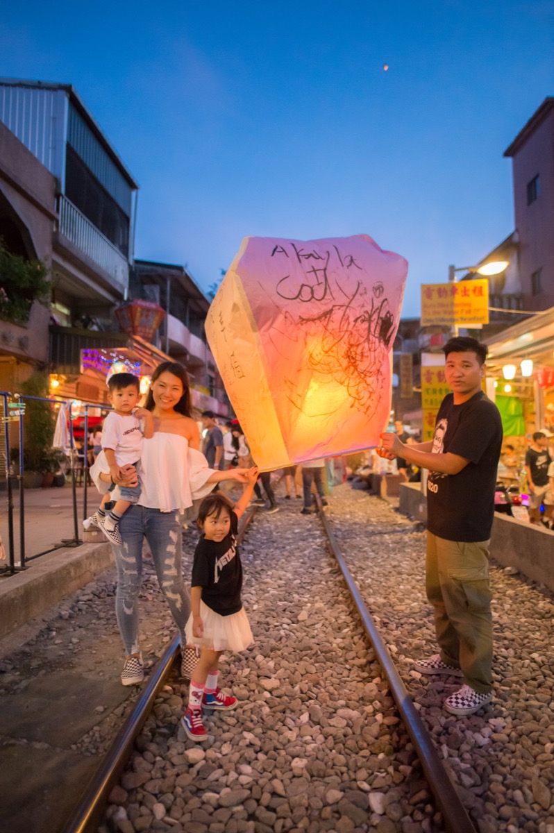 野柳十分天燈鐵道親子寫真｜台灣特色旅拍｜親子寫真｜家庭攝影｜小巴老師｜第 20 張