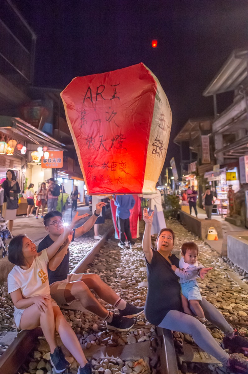 野柳十分天燈鐵道親子寫真｜台灣特色旅拍｜親子寫真｜家庭攝影｜小巴老師｜第 24 張