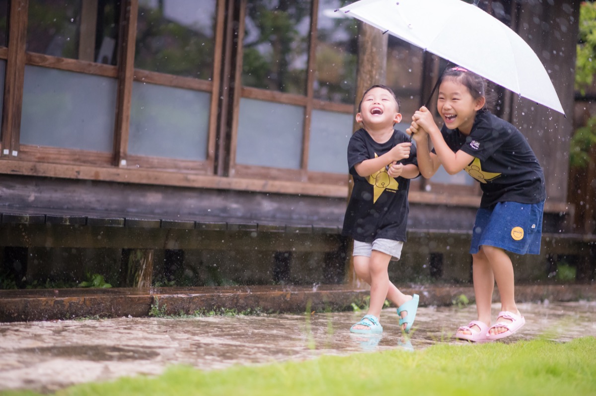 雨中下雨親子寫真|雨天家庭攝影|小巴老師親子寫真