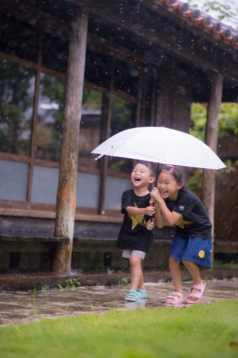 雨中下雨親子寫真|雨天家庭攝影|小巴老師親子寫真