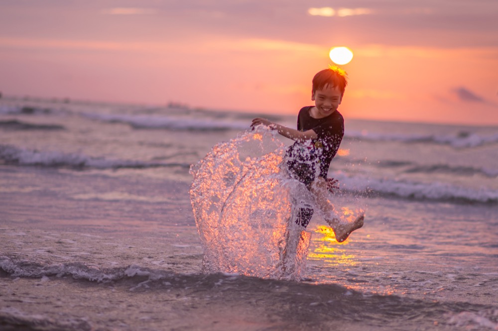 淡水北海岸親子寫真｜海邊、夕陽與自然互動｜親子寫真｜家庭攝影｜小巴老師｜第 5 張