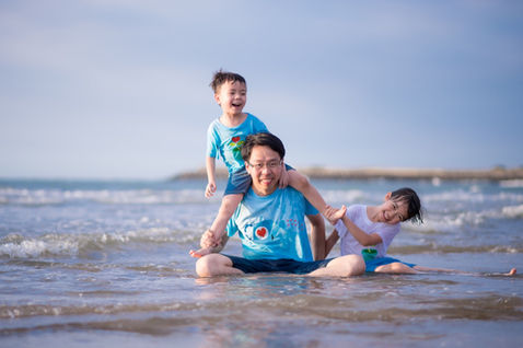 淡水北海岸親子寫真｜海邊、夕陽與自然互動｜親子寫真｜家庭攝影｜小巴老師｜第 28 張