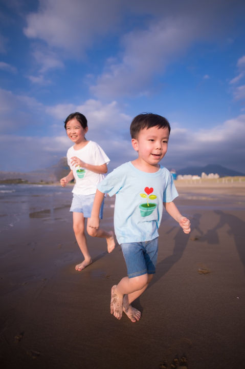 海灘玩水親子寫真｜海邊家庭攝影｜親子寫真｜家庭攝影｜小巴老師｜第 53 張