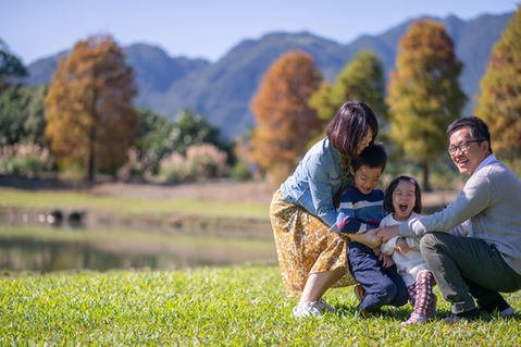 草地森林親子寫真｜自然互動家庭攝影｜親子寫真｜家庭攝影｜小巴老師｜第 53 張