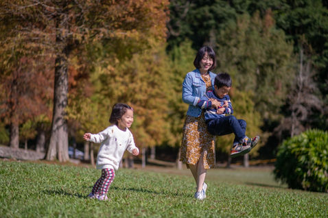 草地森林親子寫真｜自然互動家庭攝影｜親子寫真｜家庭攝影｜小巴老師｜第 55 張
