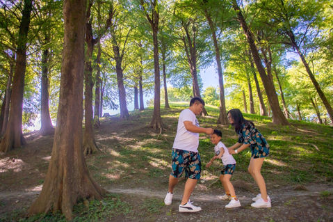 草地森林親子寫真｜自然互動家庭攝影｜親子寫真｜家庭攝影｜小巴老師｜第 66 張