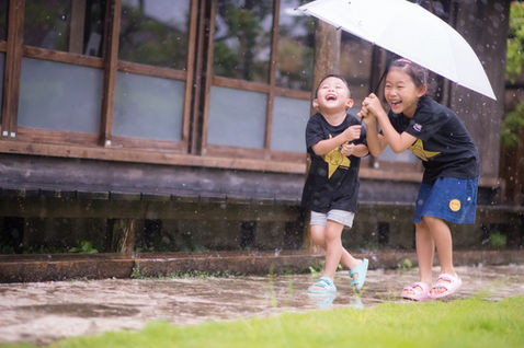 雨中下雨親子寫真｜雨天家庭攝影｜親子寫真｜家庭攝影｜小巴老師｜第 3 張
