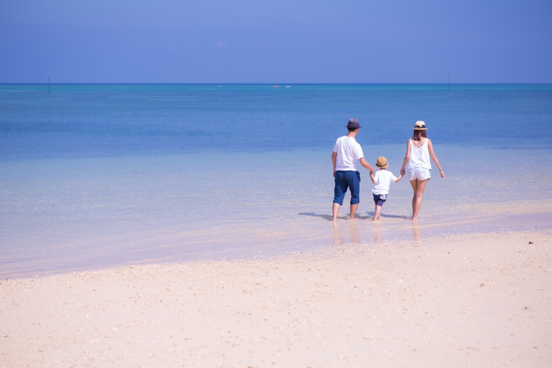 沖繩海邊親子旅拍｜海風、沙灘與很自在的一天 第 1 張｜親子寫真與家庭寫真